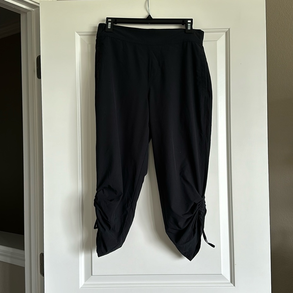 Calia cropped jogger with drawstring at the bottom. Size M